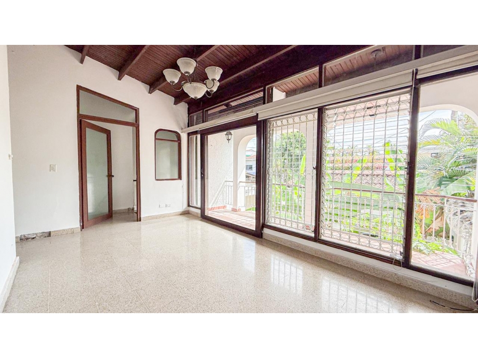 BETANIA / URB. LOS ANGELES / CASA DE 4 NIVELES / 450 m2 / PATIO