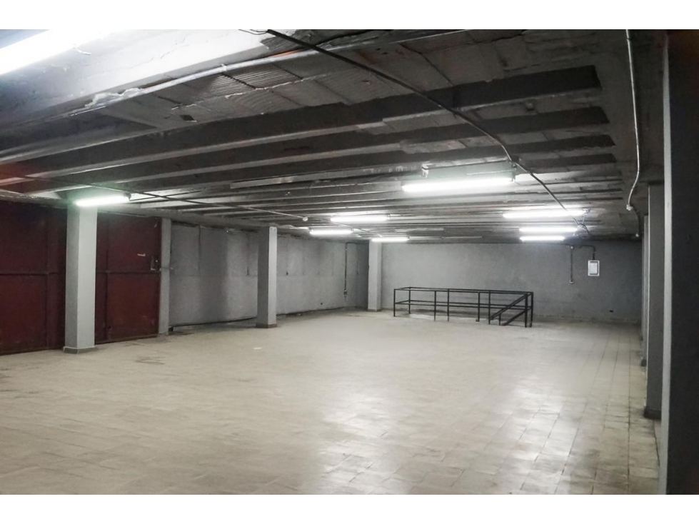 ALQUILER DE GALERA COMERCIAL EN CALIDONIA DE 3 NIVELES CON ELEVADOR - 1