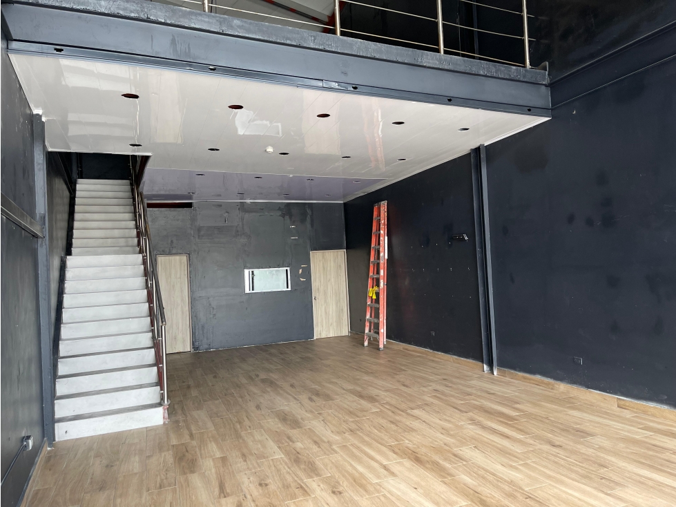 SE ALQUILA LOCAL EN MIDTOWN PLAZA TUMBA MUERTO CON MEZZANINE — foto 2