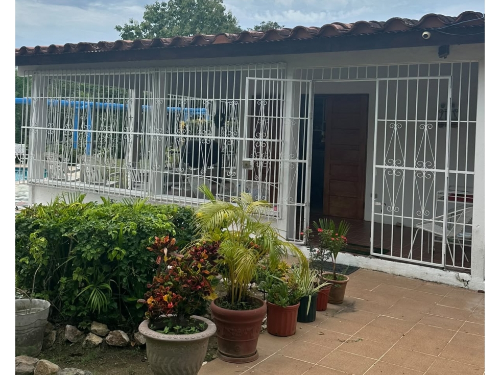 SE VENDE CASA EN CORONADO 3750 M2 CON PISCINA