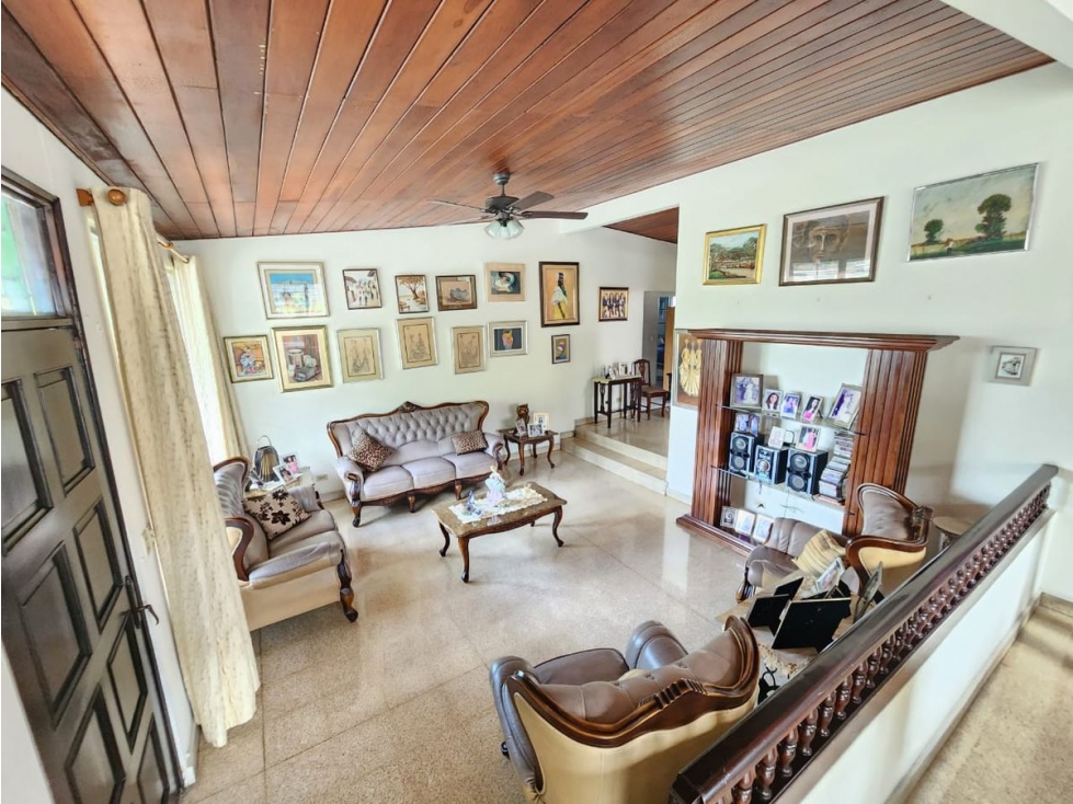 CASA / BETANIA / 3 HABITACIONES / 244 m2 / BALCON