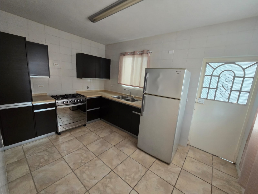 SE ALQUILA CASA EN BRISAS DEL GOLF 152M 3 HABITACIONES AMOBLADO DUPLEX — foto 6