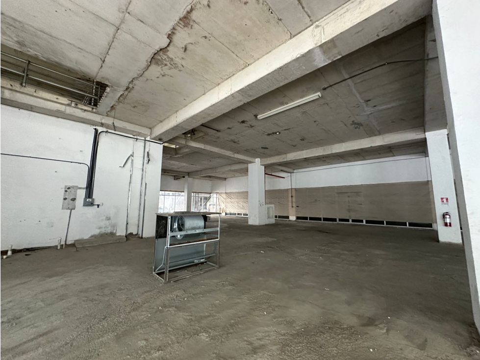 COLON / ZONA LIBRE / 5854 M2 / 3 NIVELES / 15 PARKING / FRENTE A CALLE - 3