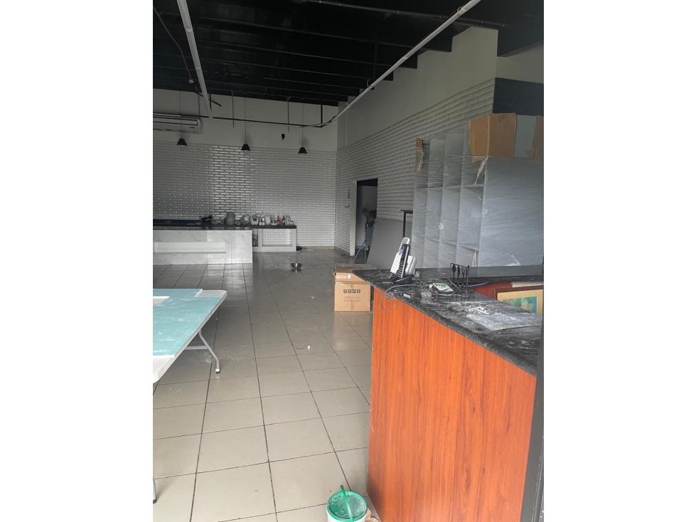 SE ALQUILA LOCAL EN COLON PLANTA ALTA VACIO 160M2 AS - 6
