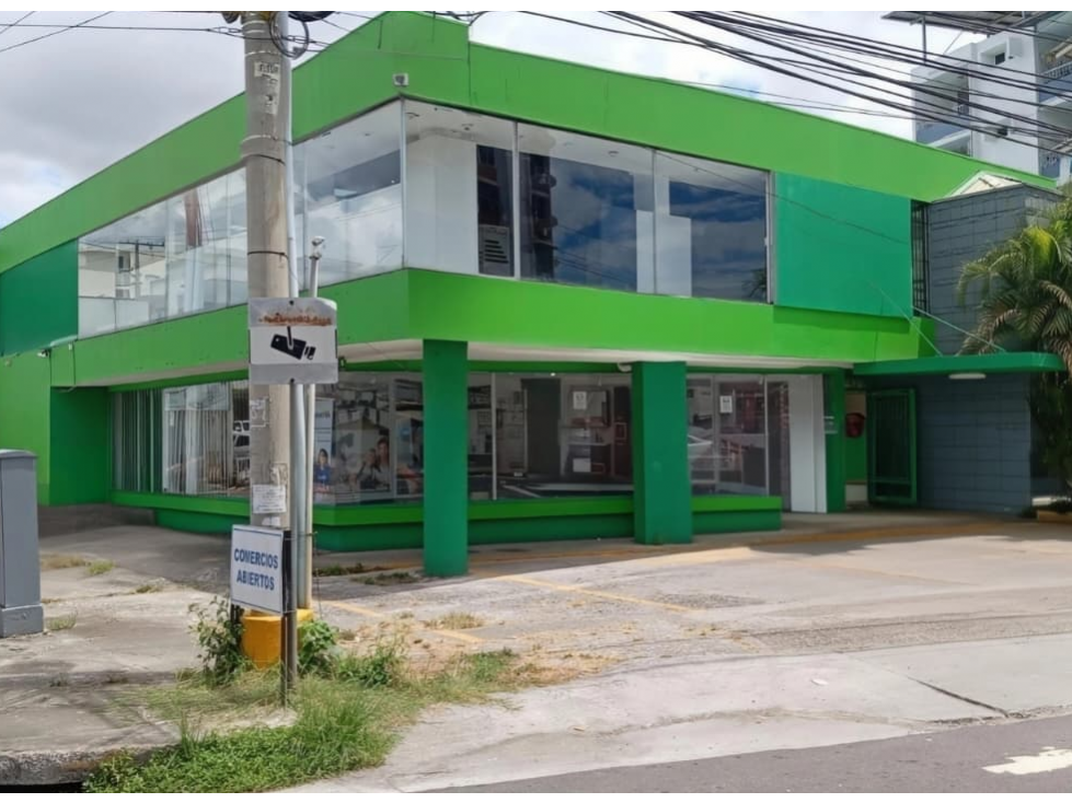 SE ALQUILA LOCAL COMERCIAL EN VISTA HERMOSA CON 12 PARKING SOBRE VIA - 5