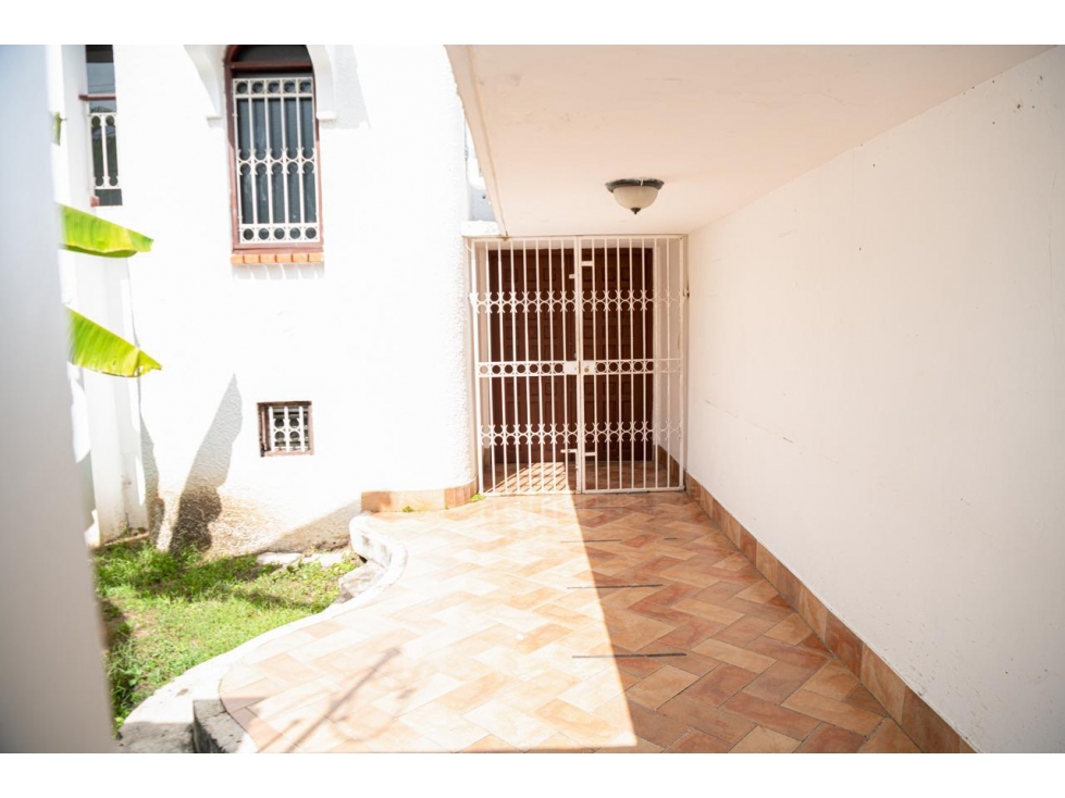 BETANIA / URB. LOS ANGELES / CASA DE 4 NIVELES / 450 m2 / PATIO — foto 5