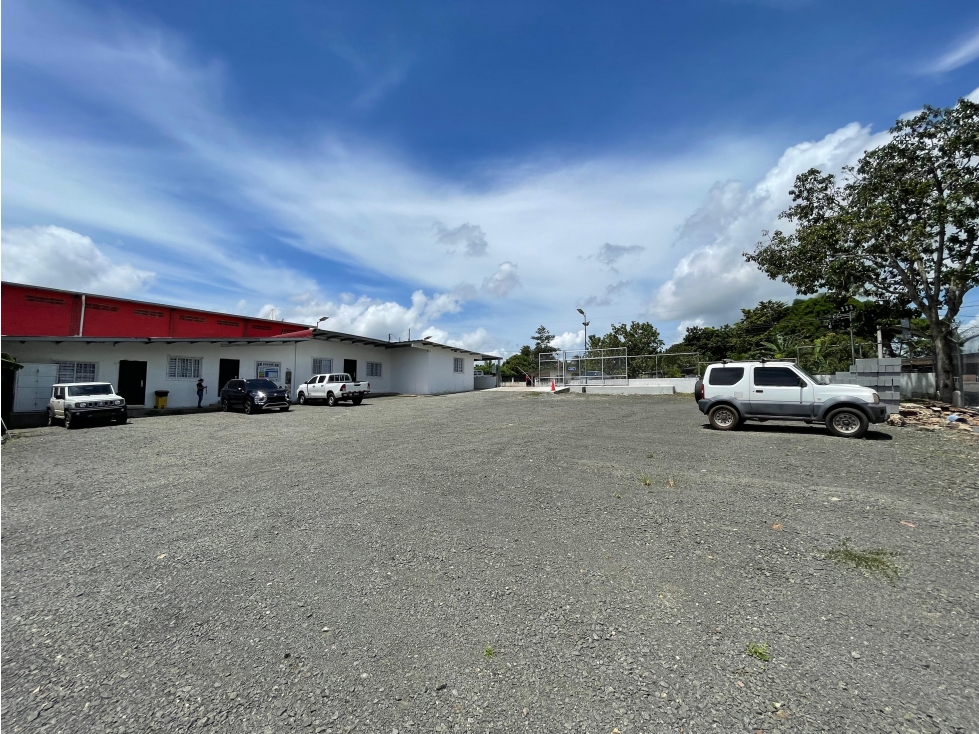 TERRENO / CHORRERA / 1800M / PLANO / SOBRE VIA ASFALTADA / INVERSIÓN - 3
