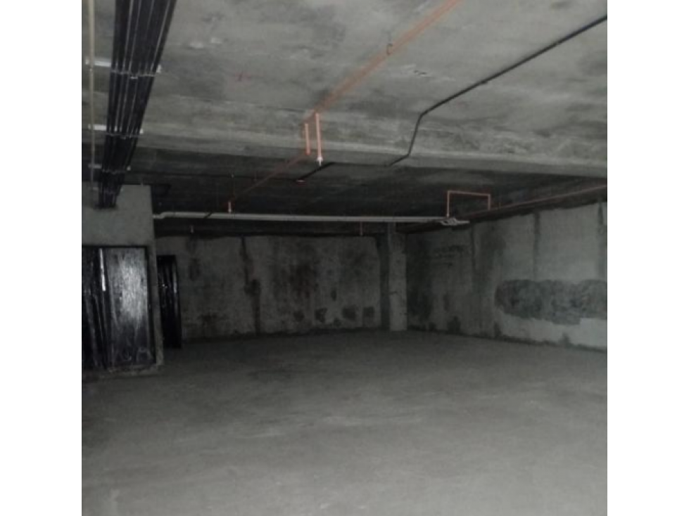 SE ALQUILA LOCAL 142 M2 EN CENTRO COMERCIAL VILLA LUCRE PISO MEDIO - 1