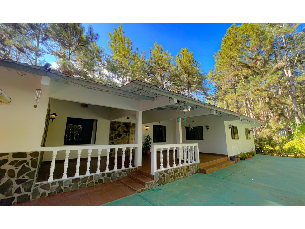 SE VENDE CASA CAMPESTRE EN ALTOS DE CERRO AZUL 1,200M2 AMOBLADO