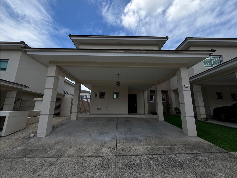 SE VENDE CASA EN CONDADO DEL REY PH ALTOS DEL PARQUE DE 3 HABITACION