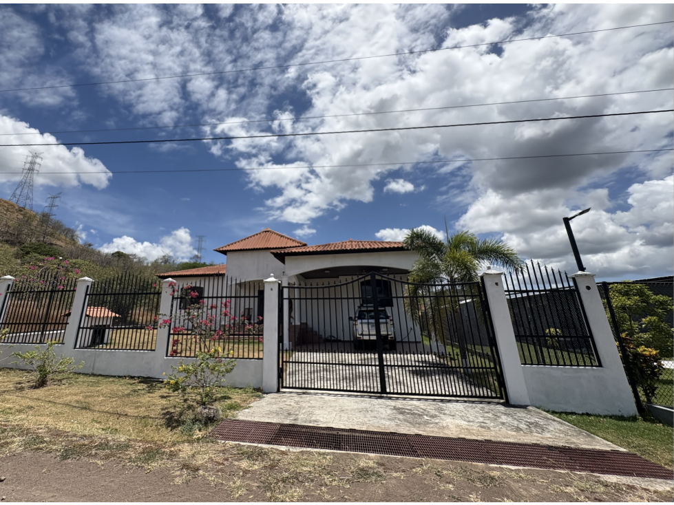 SE VENDE CASA EN SAJALICES EL ESPAVE DE 1001M CON PATIO Y TERRAZA
