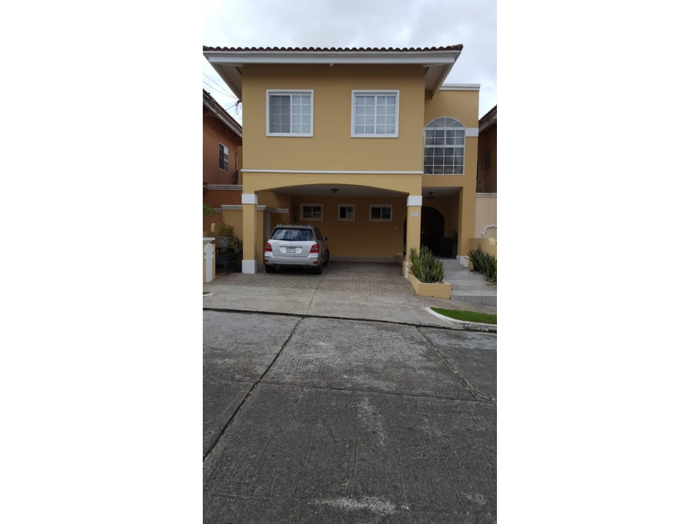 EL DORAL / CALLE 2 / 336m2 / 3 HABITACIONES / CON PISCINA