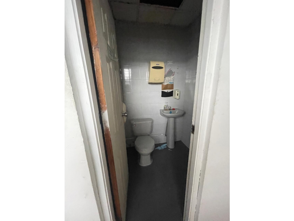 SE VENDE OFIBODEGA EN COLON SANTA ISABEL CON MEZZANINE SOBRE VIA - 5