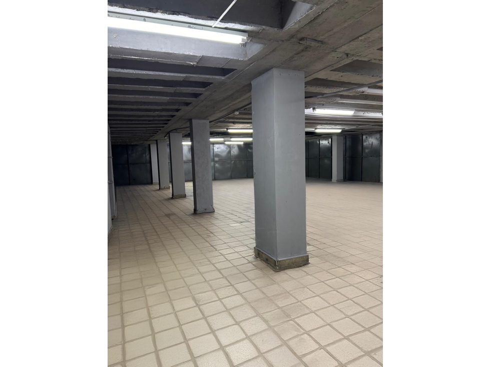 BODEGA / CALIDONIA / 930 M2 / MEZZANINE / OFICINA / ELEVADOR DE CARGA - 3