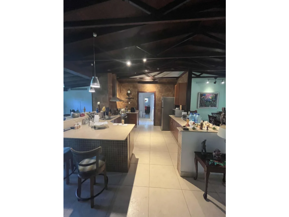 LLANOS DE CURUNDU / 300M2 / 4 HABITACION + SERVICIO / PATIO / VACIO — foto 4