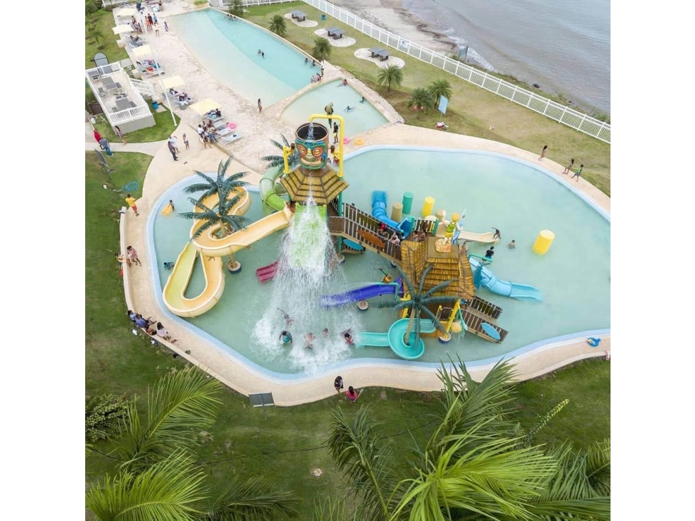 SE VENDE CASA EN PLAYA DORADA VISTA AL MAR 200 M2 DOS NIVELES