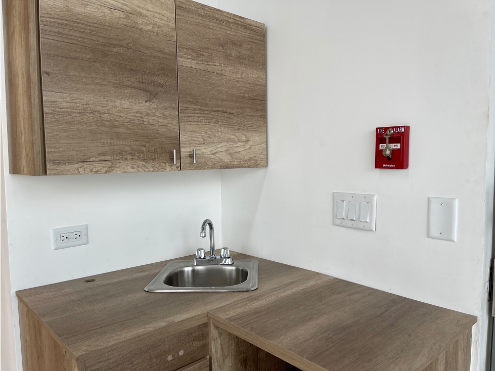 SE VENDE OFICINA BALBOA OFFICE CENTER 70M SIN DIVISIONES COCINA — foto 4
