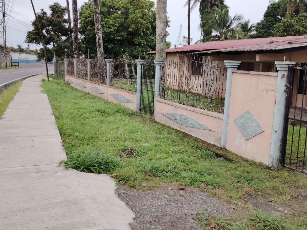 BOCAS DEL TORO / ALMIRANTE / 2400M / 3 HABITACIONES / ACCESO AL PUERTO