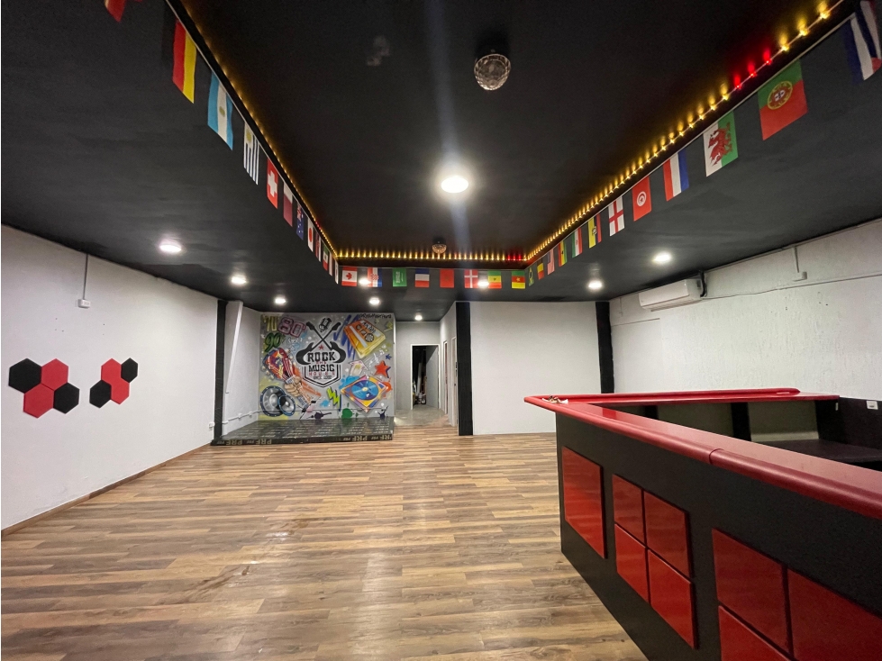 SE ALQUIL LOCAL COMERCIAL EN CONDADO DEL REY CON DIVISIONES SOBRE VIA