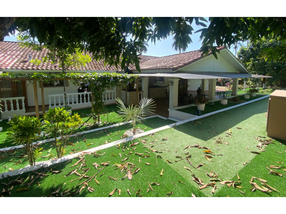 HOWARD / 1305 M2 / 4 HABITACION + SERVICIO / TERRAZA / BOHIO / JARDIN