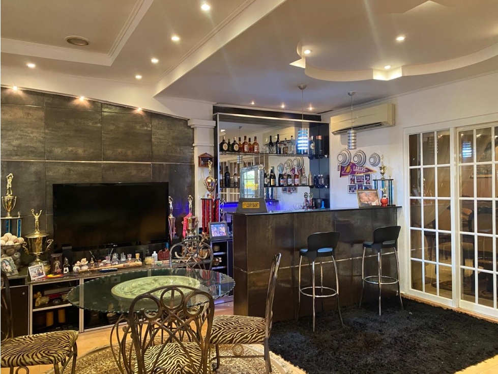 SE VENDE CASA 250M EN SAN ANTONIO CON TERRAZA Y DEPOSITO CERCADA — foto 4