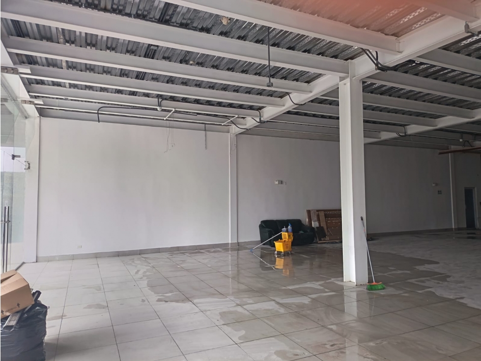 PLAZA DEL ESTE CENTER / LLANO BONITO / 550M / GALERA CON LOCAL - 2