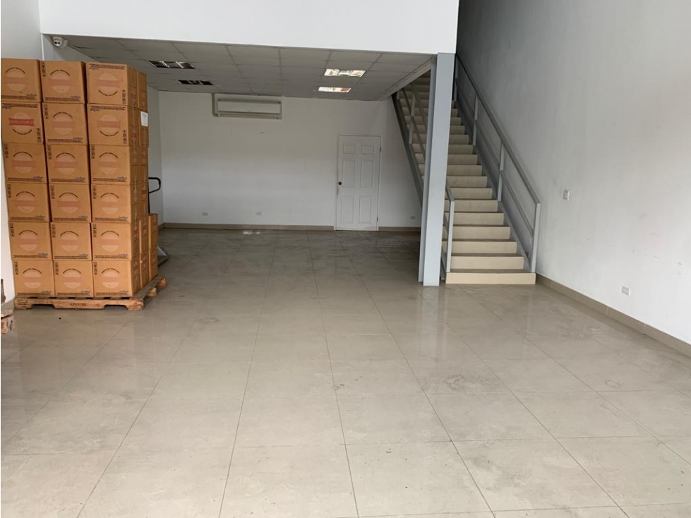 LOCAL COMERCIAL / PLAZA MILLA 8 / CON MEZZANINE / 126m2 / VACIO — foto 4