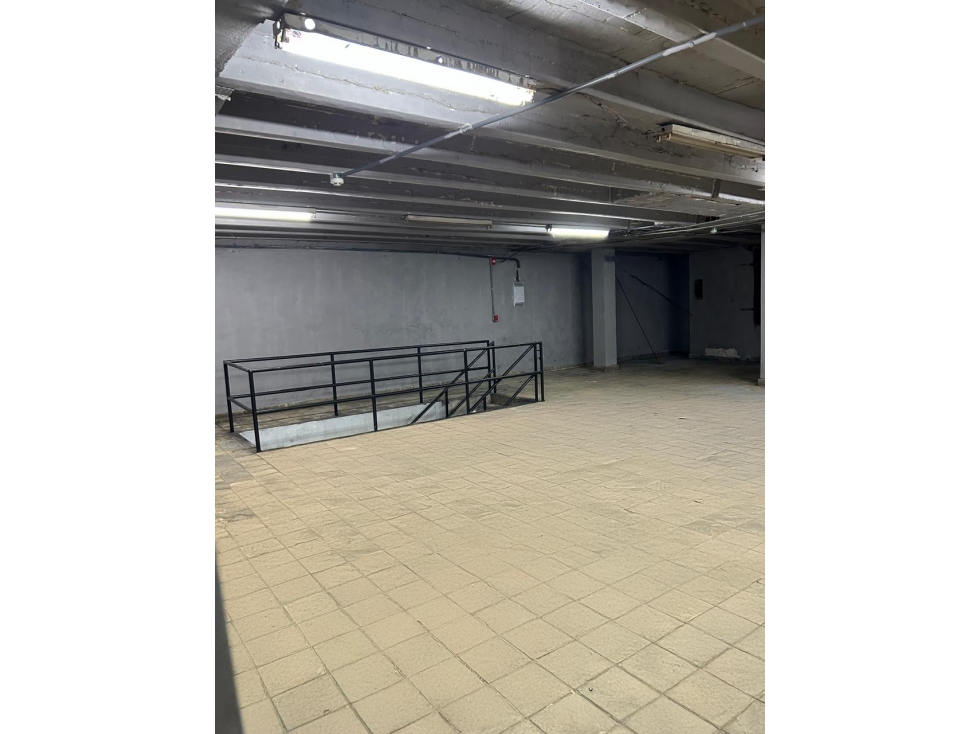 BODEGA / CALIDONIA / 930 M2 / MEZZANINE / OFICINA / ELEVADOR DE CARGA - 4