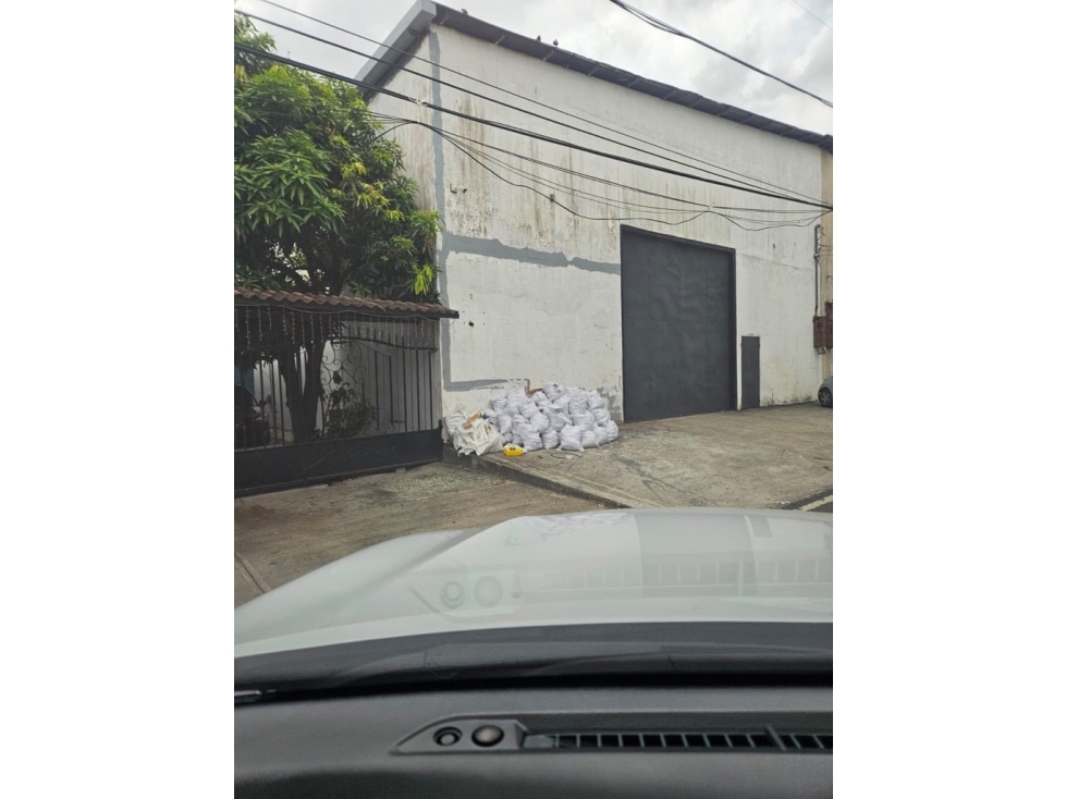 REMATE VENDO GALERA EN JUAN DIAZ / 2 OFICINAS / 600m2 / YG