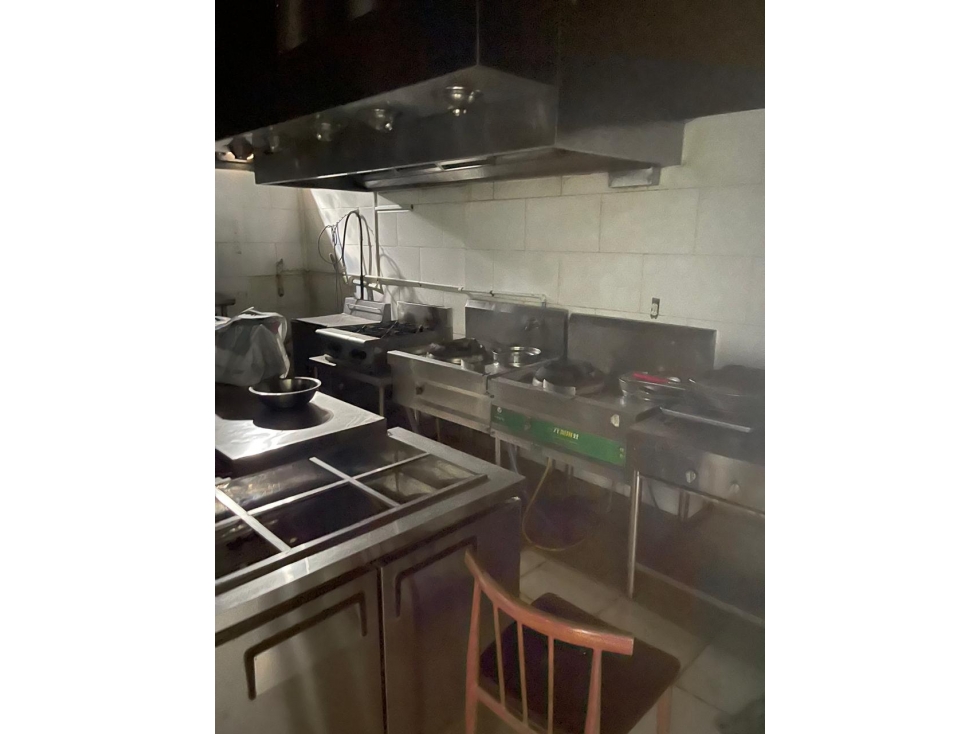 SE ALQUILA LOCAL EN COLON PLANTA ALTA VACIO 160M2 AS - 4