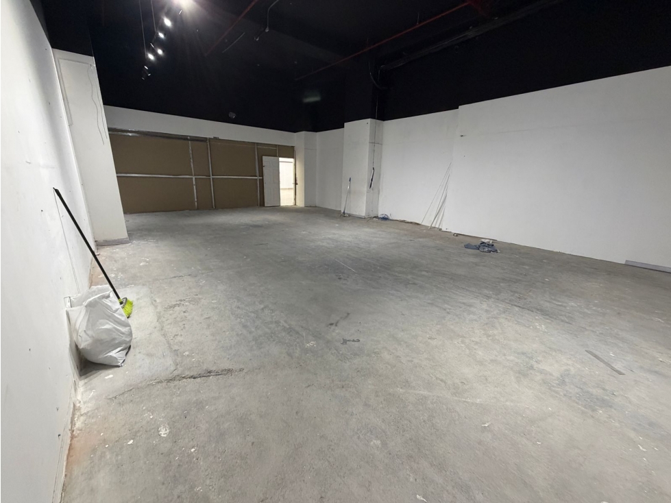 SE ALQUILA AMPLIO LOCAL EN WESTLAND MALL 131M PLANTA BAJA COMERCIAL — foto 6
