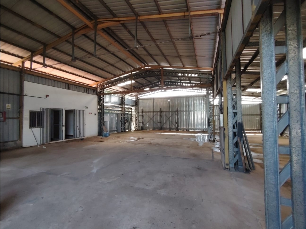SE ALQUILA GALERA EN LA MITRA 334 M2 CON 5 ESPACIOS Y 10 PARKINGS - 1