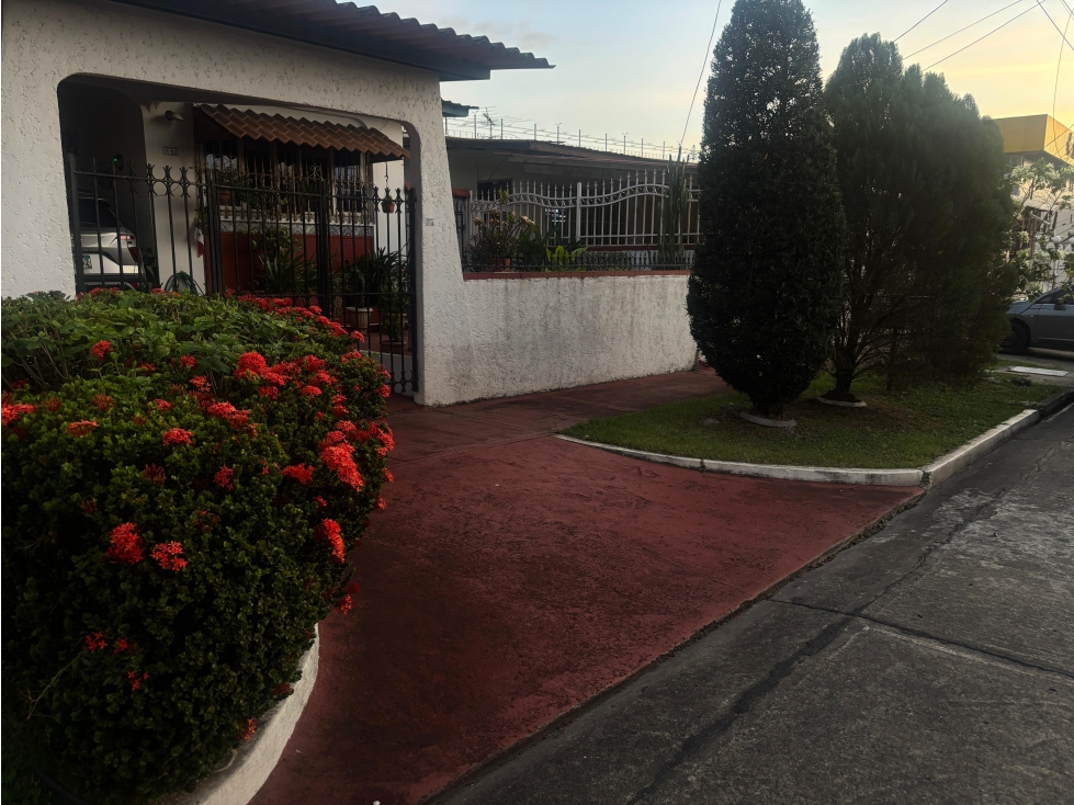 SE VENDE CASA DE 330M VILLA LUCRE A 1 CUADRA DE LA ESTACION DEL METRO — foto 2