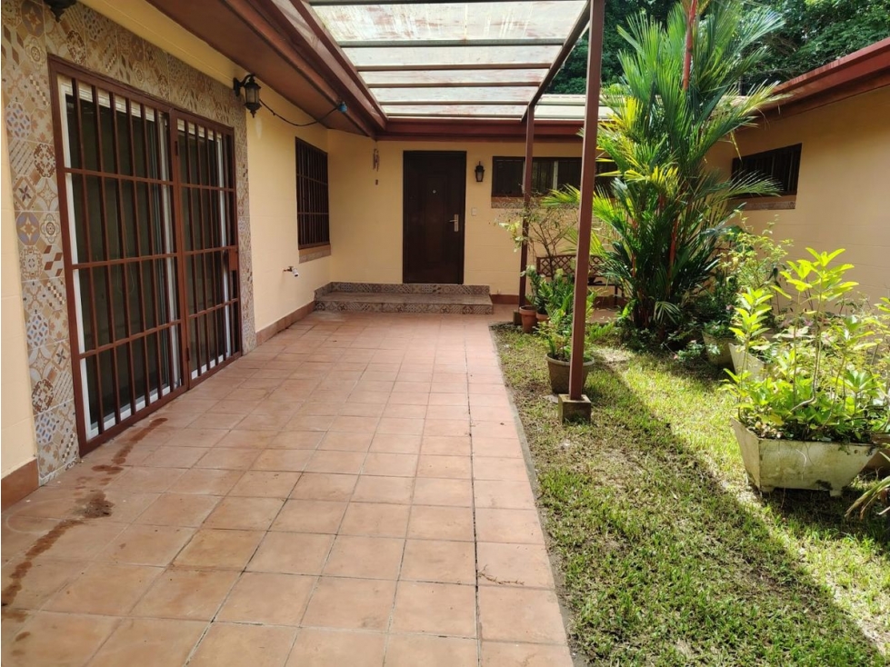 HOWARD / 1300M / 4 HABITACIONES / AMPLIO PATIO / CON PORTON JC