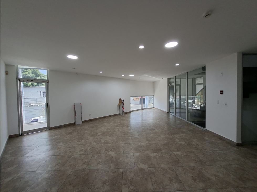 LOCAL / PARQUE LEFEVRE / 65M / 1 BAÑO / 2 PARKING / AIRE ACONDICIONADO