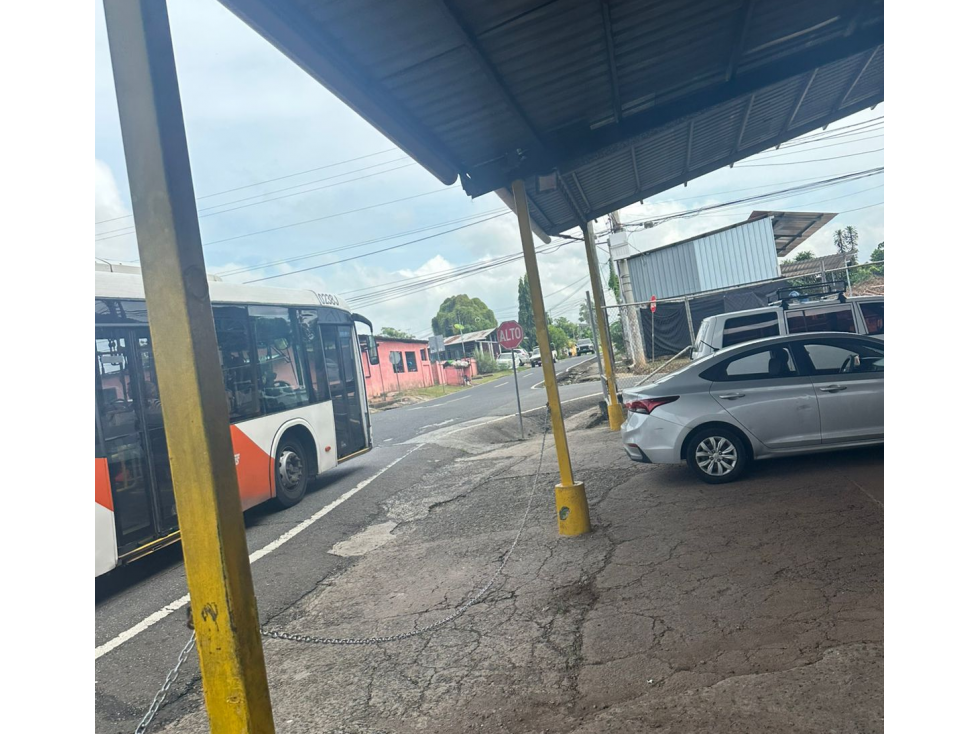 SE ALQUILA LOCAL PEDREGAL 265M 7 PARKING AMPLIO ESPACIO ESQUINA