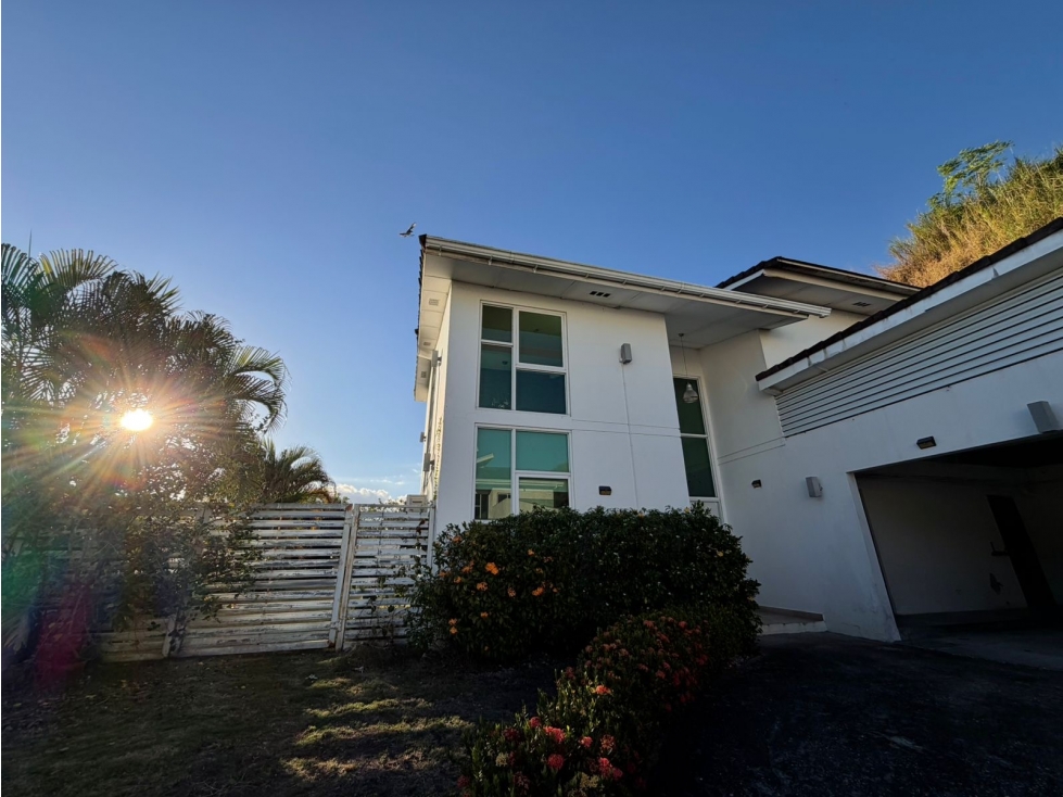 SE VENDE CASA ALTOS DE PANAMÁ HORIZONTES 552M 3 HABITACION 2 NIVELES