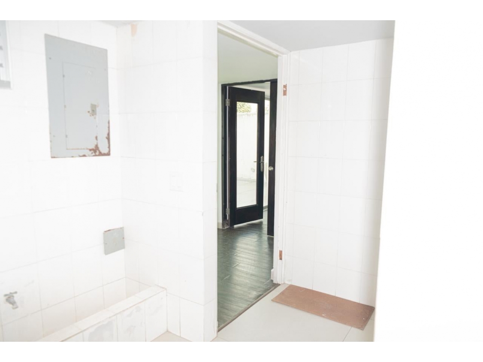 BETANIA / CASA DE 4 NIVELES / 450 m2 / TERRAZA CON PISCINA — foto 3