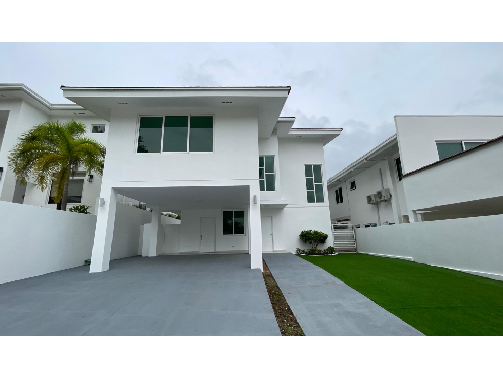SE VENDE CASA EN ALTOS DE PANAMÁ PH HORIZONTES CON TERRAZA Y PATIO