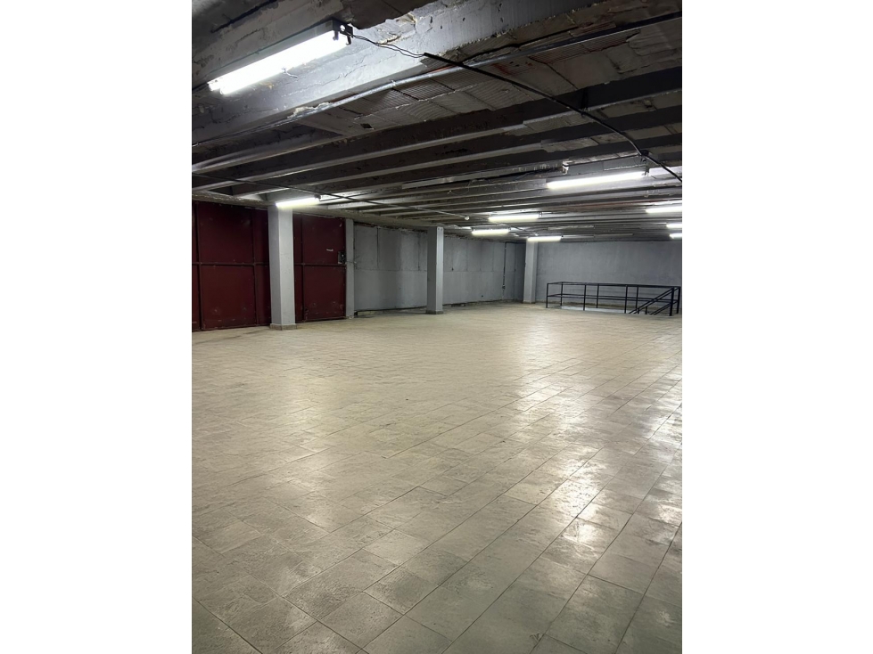 BODEGA / CALIDONIA / 930 M2 / MEZZANINE / OFICINA / ELEVADOR DE CARGA - 1