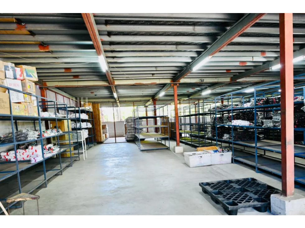 BODEGA / 12 DE OCTUBRE / 1990M2 / CÓDIGO C-2 / GALERAS / OFICINAS - 2
