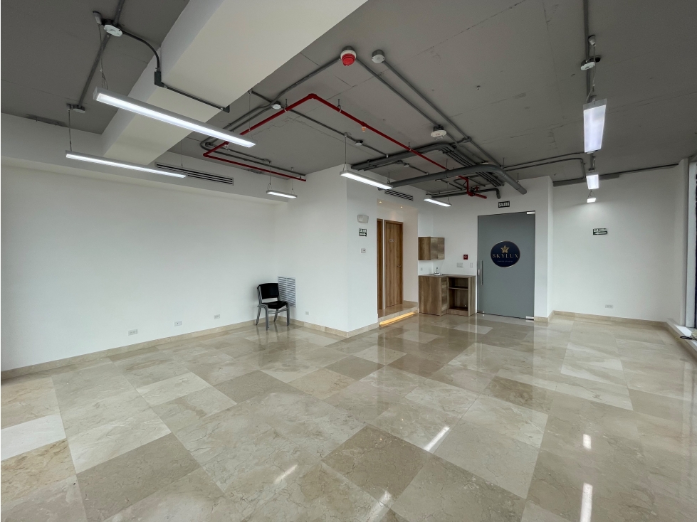 SE VENDE OFICINA BALBOA OFFICE CENTER 70M SIN DIVISIONES COCINA — foto 3