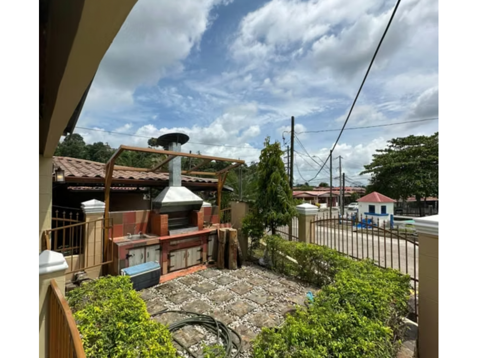 SE ALQUILA CASA EN ARRAIJAN LA HACIENDA 536 M2 CERCADA Y AMOBLADA