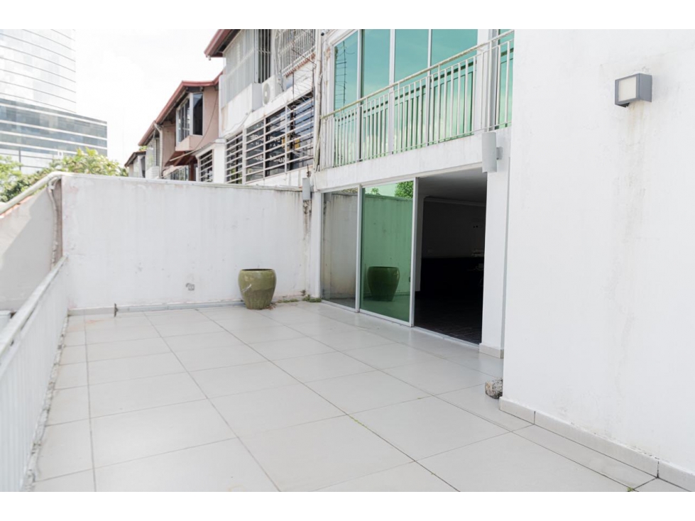 SE VENDE CASA EN BETANIA DE 4 NIVELES TERRAZA CON PISCINA