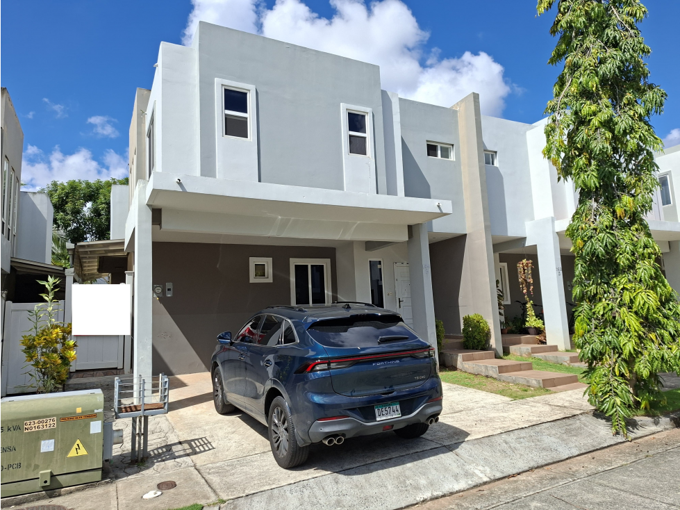 SE VENDE CASA BRISAS DEL GOLF VICTORIA 200M 3 HABITACION PATIO DUPLEX
