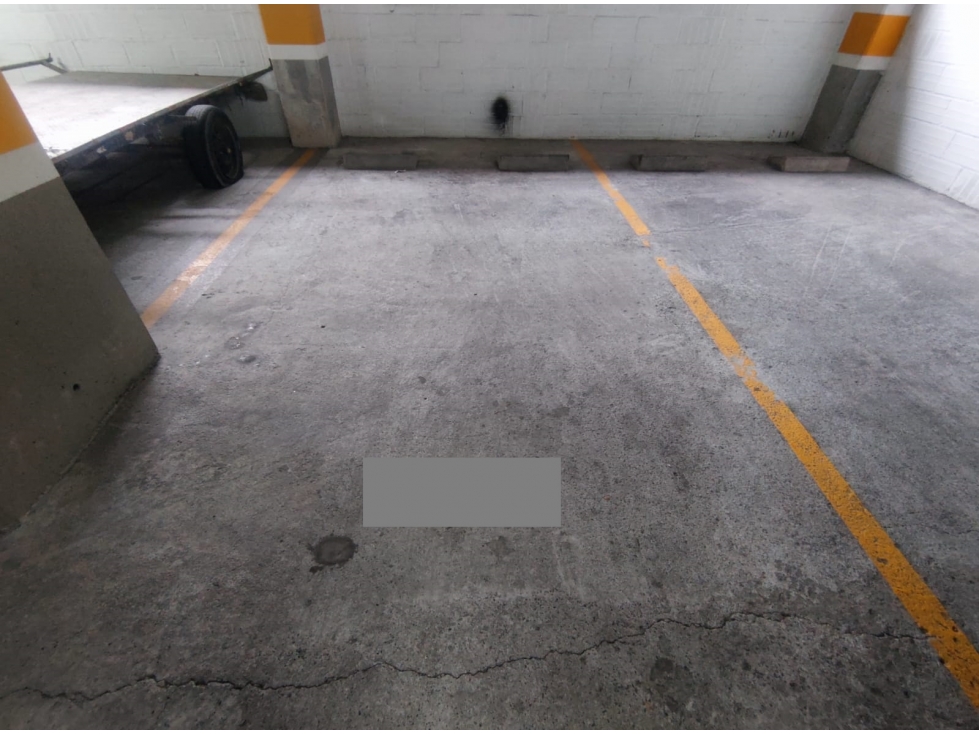 Parqueadero en edificio en venta en El Poblado - 1