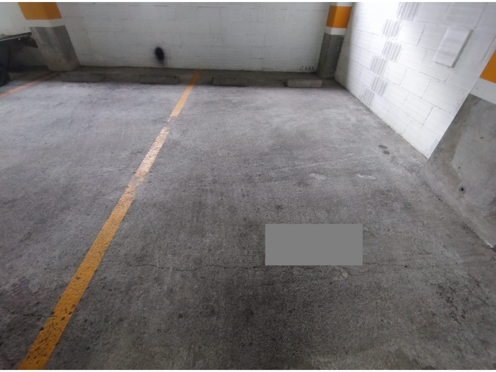 Parqueadero en edificio en venta en El Poblado - 1