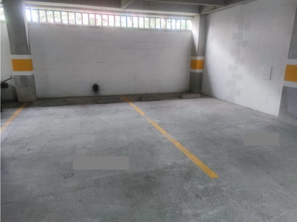 Parqueadero en edificio en venta en El Poblado - 2
