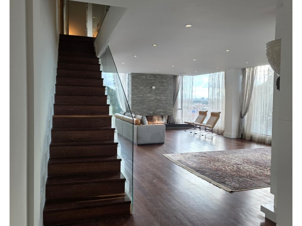 Casa de tres niveles en venta/arriendo en Usaquén, Bosque de Pinos — foto 2