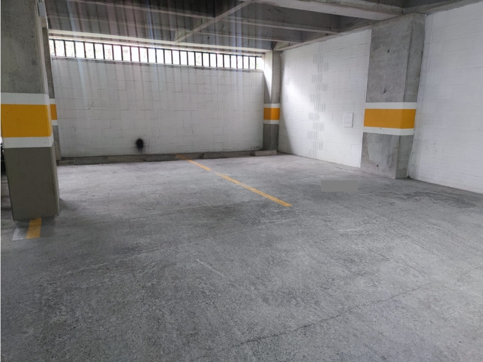 Parqueadero en edificio en venta en El Poblado - 3
